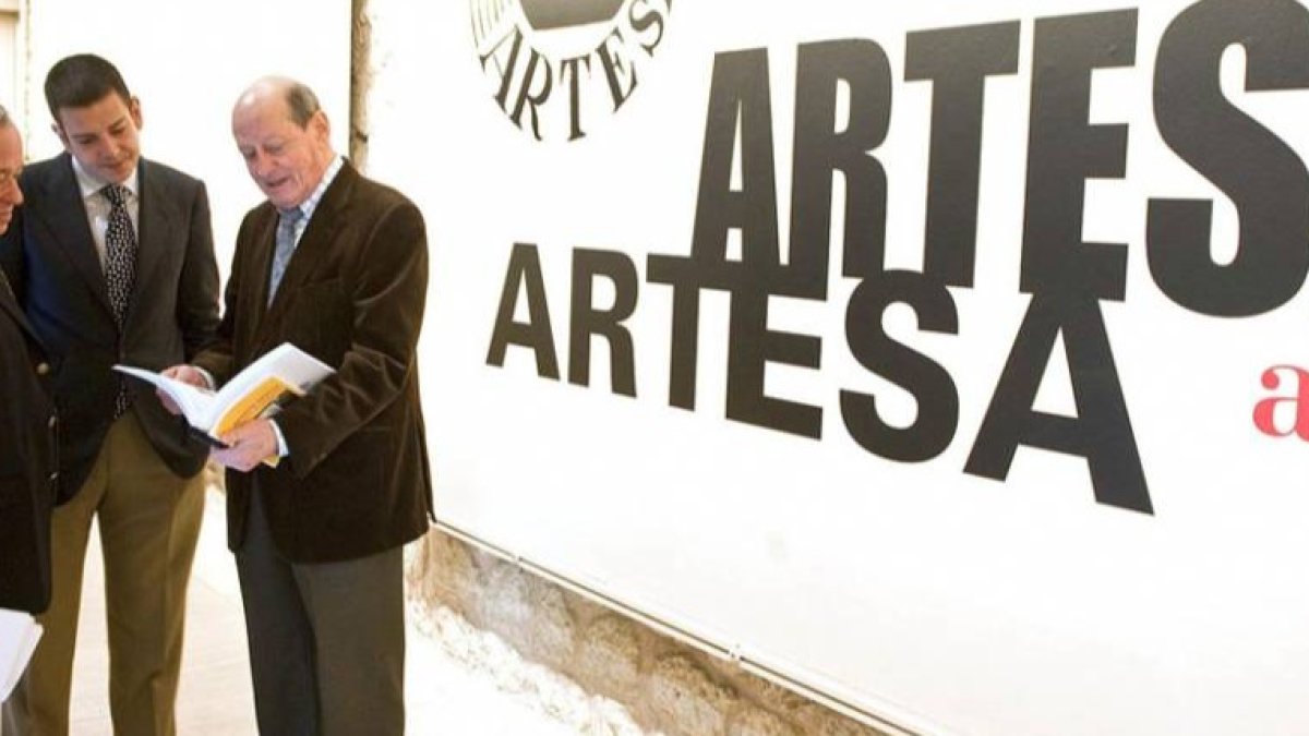 Antonio Bouza (d.) con Santonja (i.) y el edil Diego Fernández Malvido, en la inauguración de la exposición sobre ‘Artesa’ en el Arco de Santa María en febrero de 2010. ISRAEL L. MURILLO