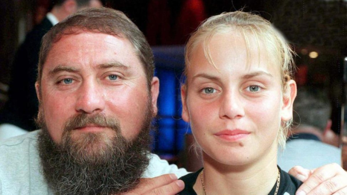 Jelena Dokic junto a su padre en un Open de Australia del año 2000.-/ AFP