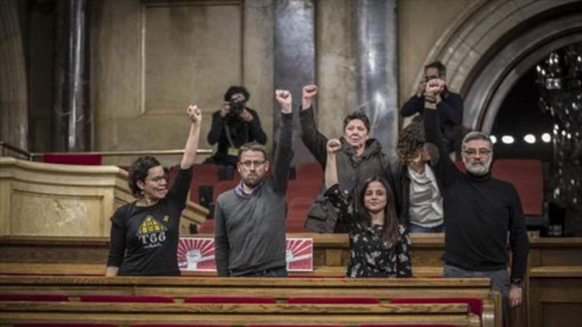 Los parlamentarios de la CUP, el pasado 30 de diciembre en el hemiciclo del Parlament.-CARLOS MONTAÑÉS