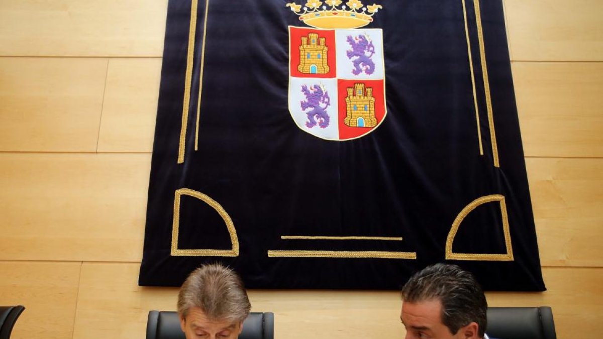 El ex director general de Asistencia Sanitaria de la Junta, José María Pino (C), comparece para informar sobre la modificación del proyecto de ejecución de obra del Hospital Universitario de Burgos en la Comisión de Investigación del HUBU.-ICAL