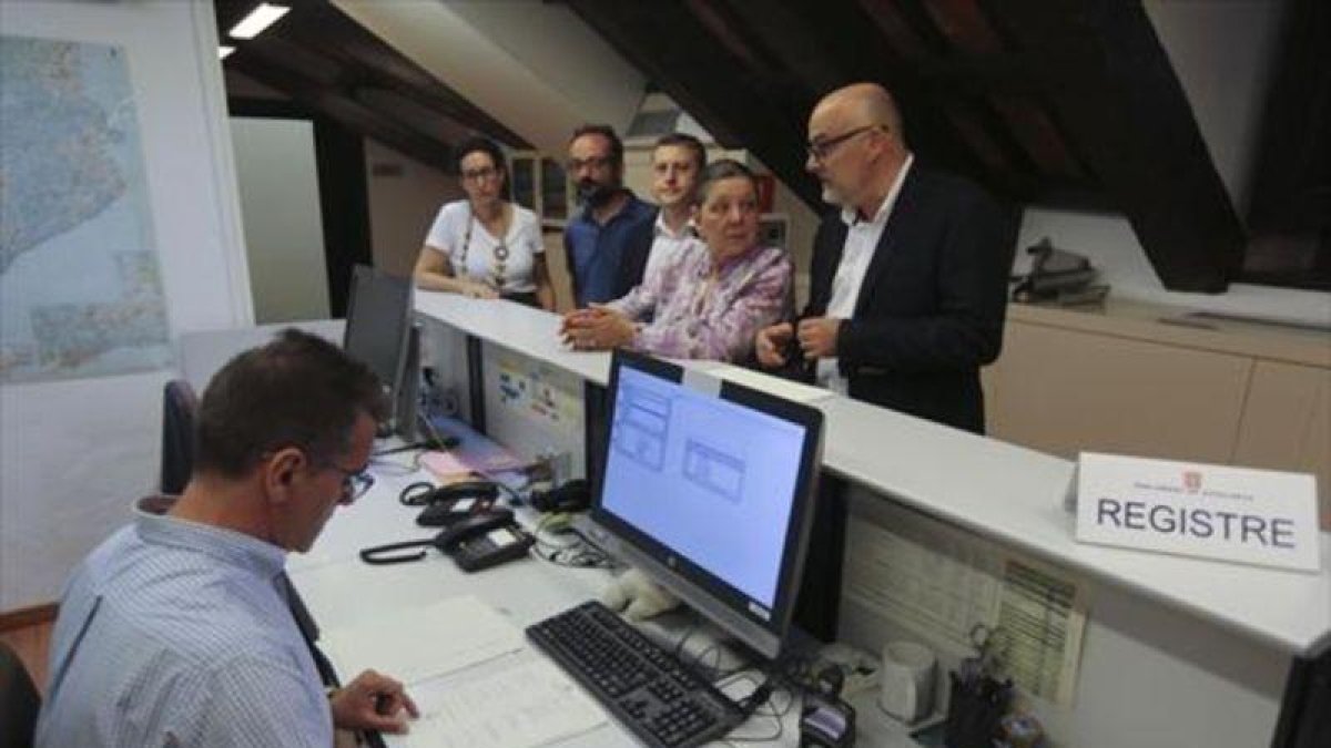 PARLAMENT Los diputados de JxSí y la CUP registran la ley del referéndum-JUAN MANUEL PRATS