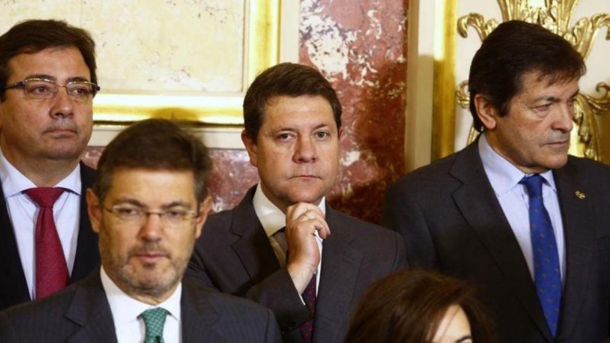 Javier Fernández, a la derecha, junto a miembros del Gobierno y presidentes autonómicos.-AGUSTÍN CATALÁN