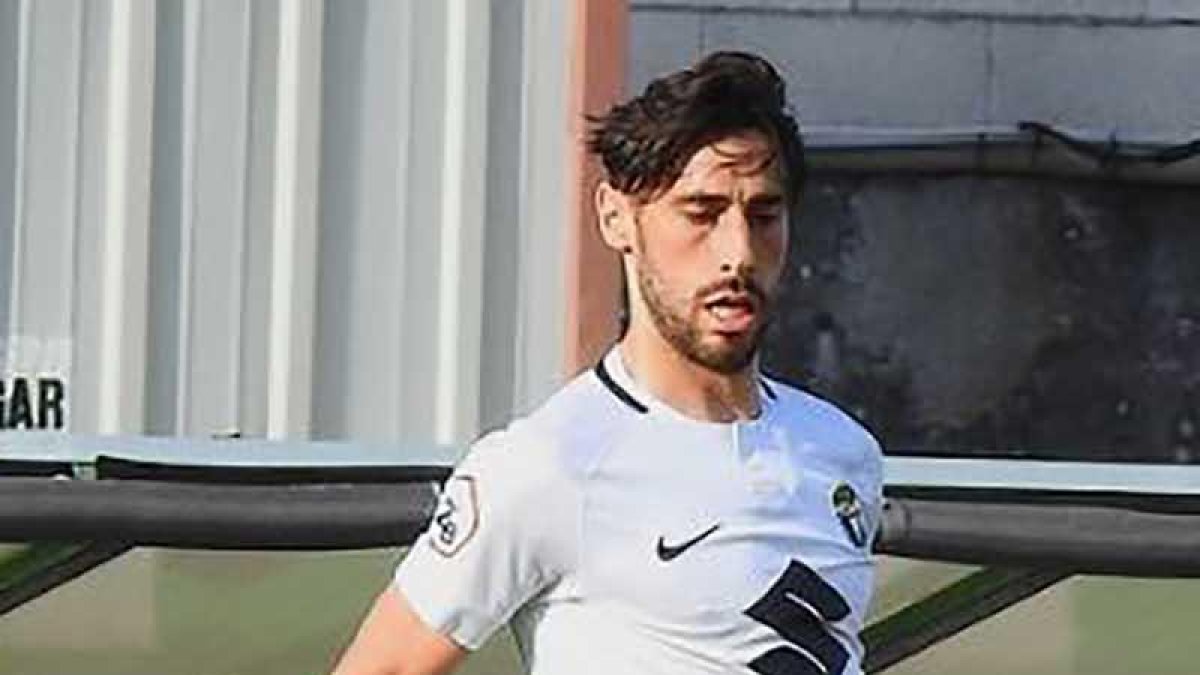 Andrés González controla el balón en el choque ante el Coruxo.-CORUXO FC