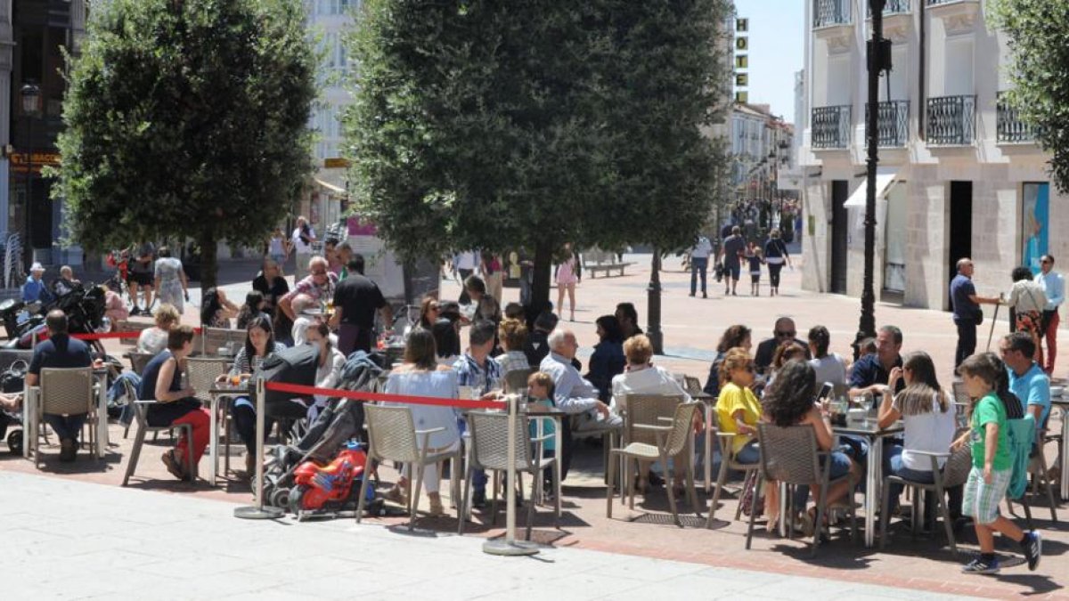 Imagen de una terraza de hostelería en la plaza Alonso Martínez.-ISRAEL L. MURILLO