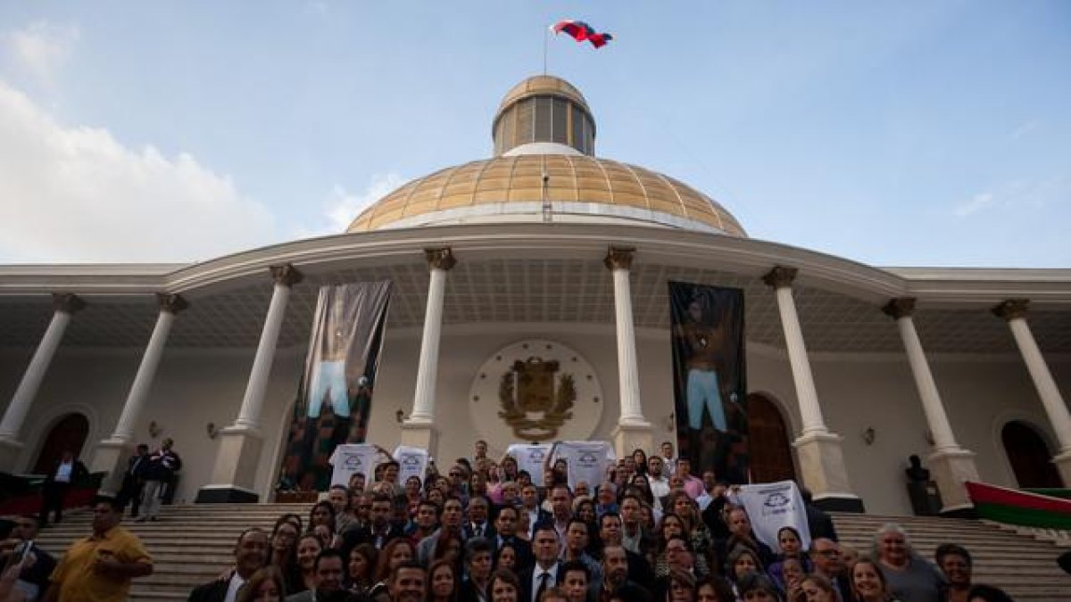 Familiares de políticos presos posan para un retrato ayer, lunes 11 de enero de 2016, en las instalaciones de la Asamblea Nacional en Caracas (Venezuela).-MIGUEL GUTIERREZ / EFE