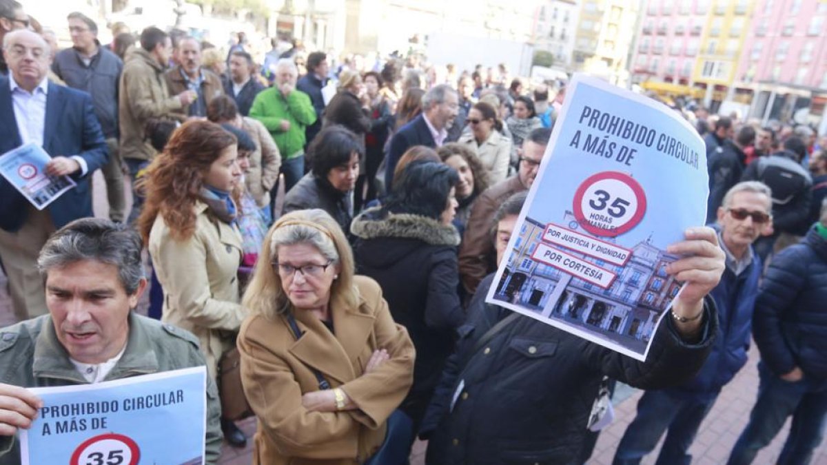 Protestas de los funcionarios municipales en la Plaza Mayor mientras, en el interior, se celebraba el pleno.-RAÚL G. OCHOA