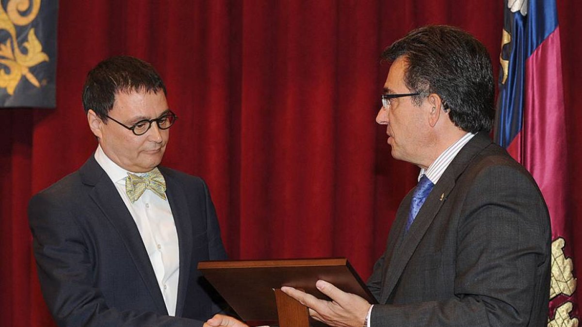 Jordi Garcés recibe la placa de la mano del rector de la UBU, Alfonso Murillo.-ISRAEL L. MURILLO