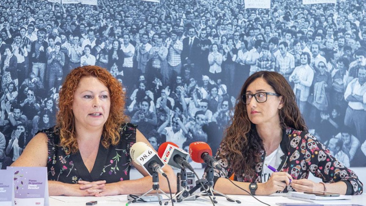 A la izquierda, Noceda, acompañada de Menéndez durante la presentación.-SANTI OTERO