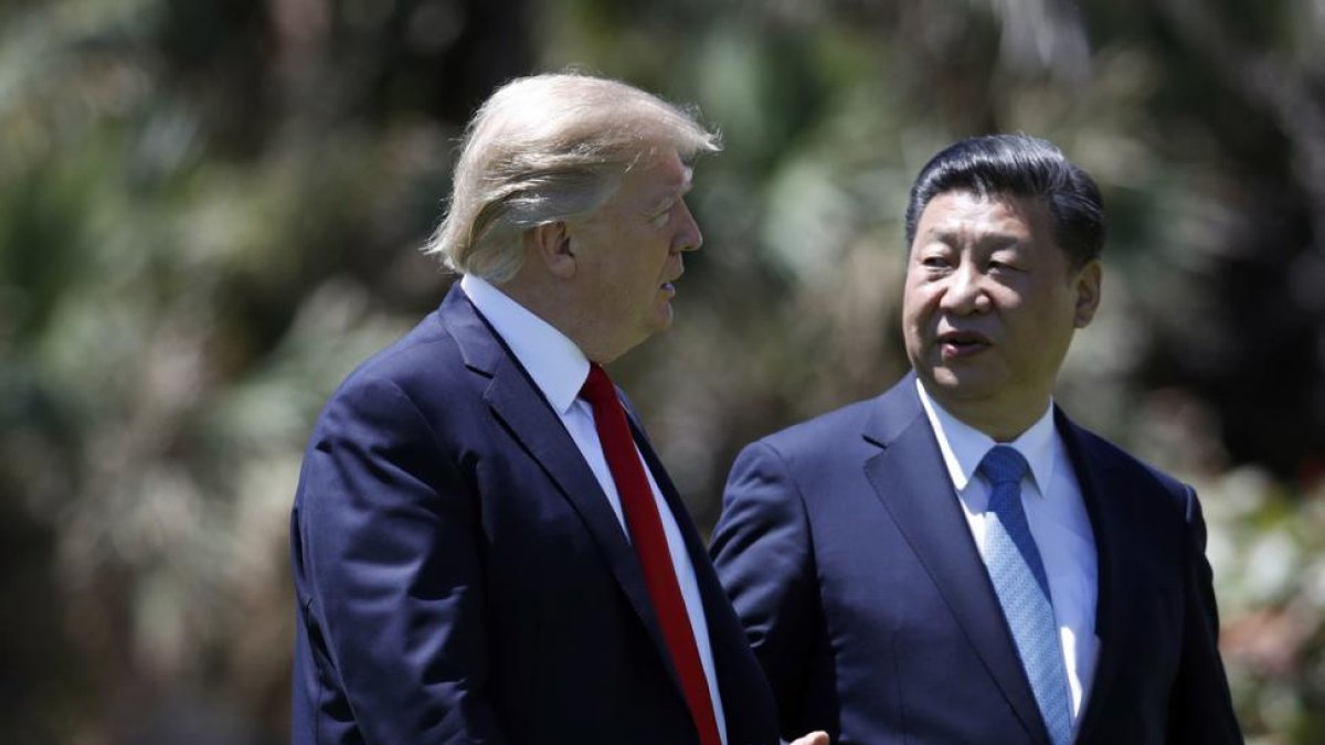 Xi Jinping habla con Trump durante la cumbre que mantuvieron en Mar-a-Lago (Florida).-ALEX BRANDON