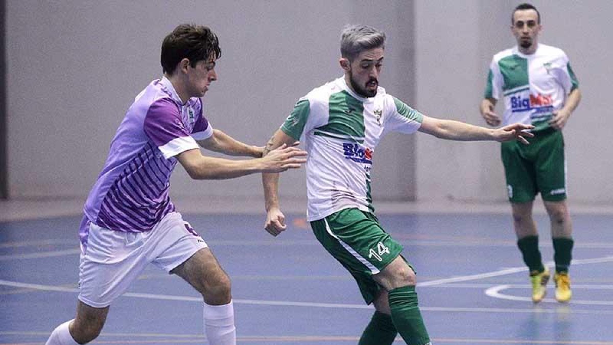 Mario busca a un compañero ante la presión del jugador del Ibarra Zumeta, ayer, en el Pabellón Círculo.-SANTI OTERO