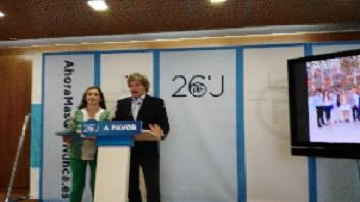 Begoña Contreras y Jaime Mateu durante la presentación de la campaña electoral del PP.-ECB