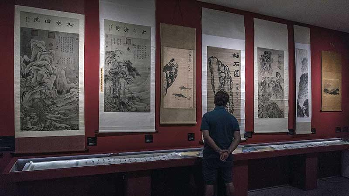 Un conjunto de rollos de arte oriental reflejan el simbolismo y la magia que las montañas tienen para algunas religiones.-Santi Otero