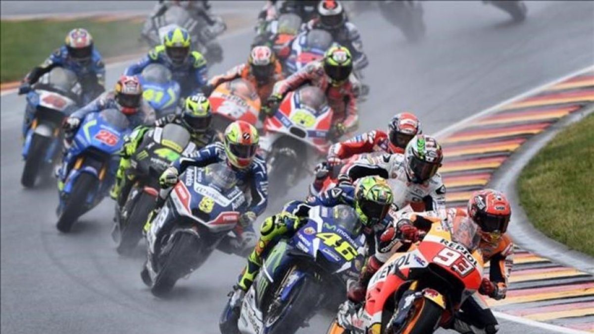 El pelotón de MotoGP, en la primera vuelta.-AP / JENS MEYER