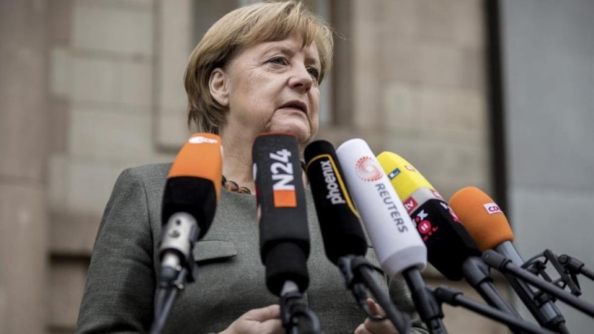 Merkel hace una breve declaración antes de iniciar el último día de negociaciones con los verdes y los liberales, en Berlín, el 16 de noviembre. /-AP / MICHAEL KAPPELER