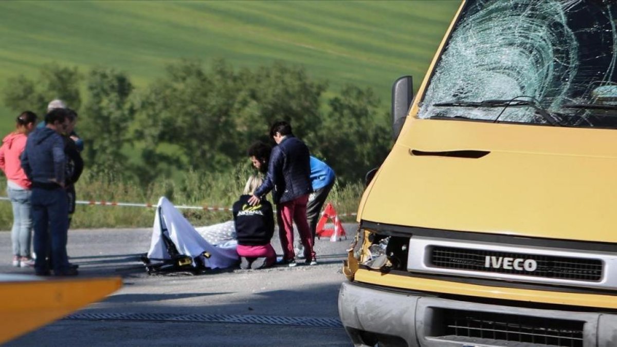 El cuerpo de Scarponi, cubierto después de ser atropellado cerca de Ancona el pasado 22 de abril.-AP / CRISTIAN BALLARINI