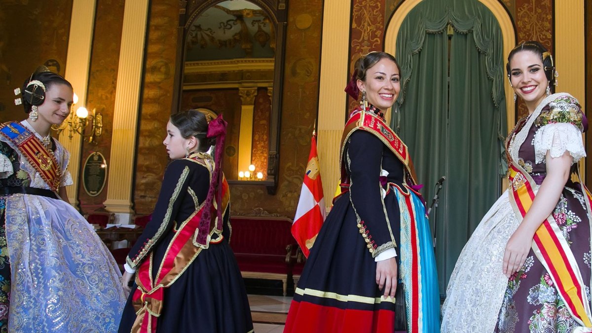 Las Reinas de las fiestas de San Pedro Burgos 2022 con las Falleras de Valencia. TOMÁS ALONSO