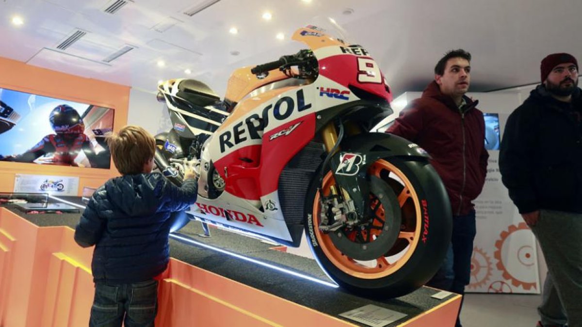 La moto con la que Marc Márquez ganó su primer Mundial en Moto GP preside la exposición.-RAÚL G. OCHOA