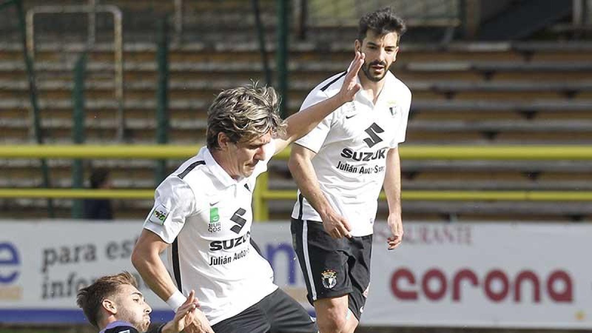 Un jugador del Real Valladolid B rebaña el balón a Prosi durante el partido de ayer.-SANTI OTERO