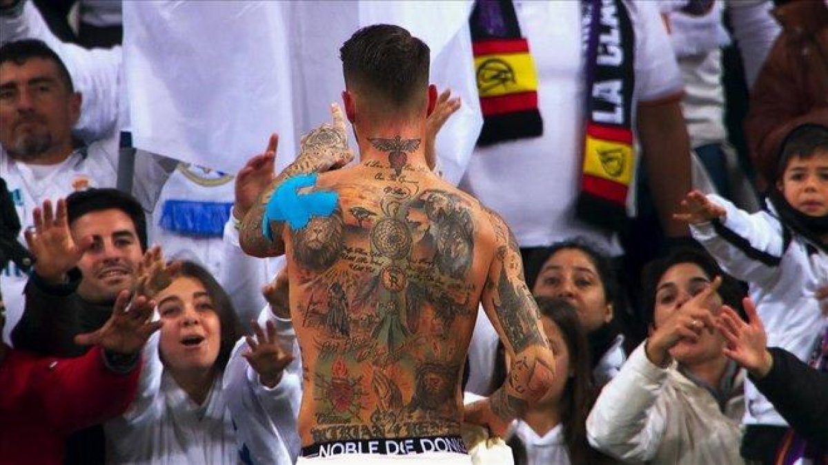 Sergio Ramos muestra sus tatuajes en el terreno de juego.-AMAZON PRIME VIDEO