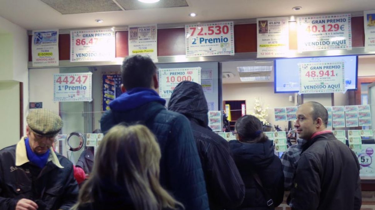 La concentración en un par de semanas de la venta de décimos del Niño suele generar colas.-RAÚL G. OCHOA