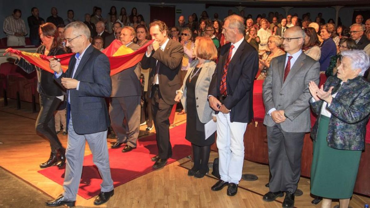 El acto arrancó con un homenaje a la bandera que izaban algunos de los 12 homenajeados como José Antonio Ortega Lara.-SANTI OTERO