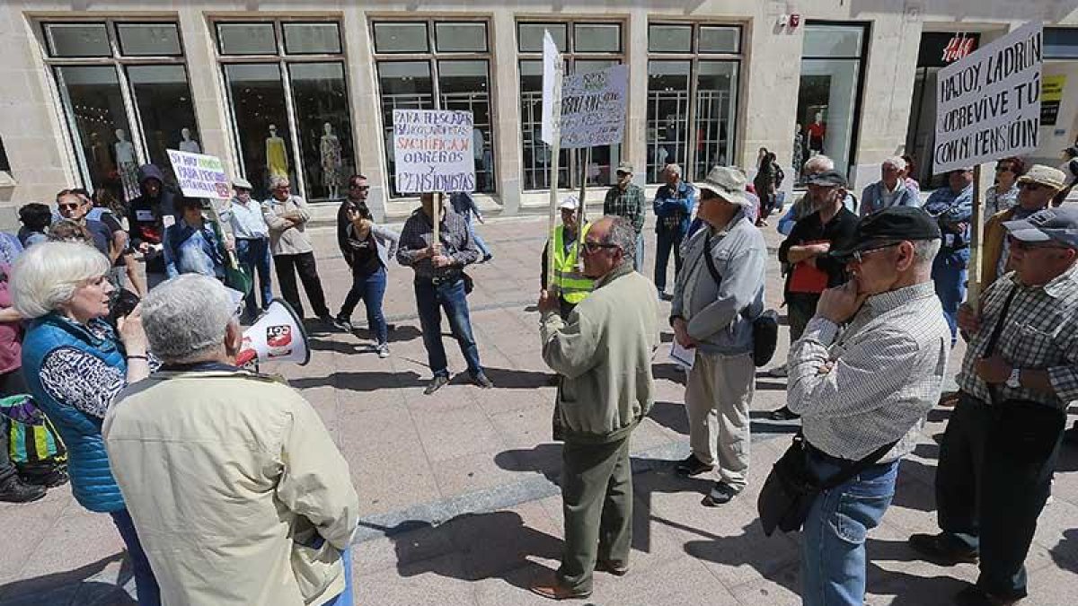 Mientras los sindicatos comparecían para hablar de negociación colectiva se desarrollaba en la plaza de Santo Domingo una nueva protesta por las pensiones.-RAÚL G. OCHOA