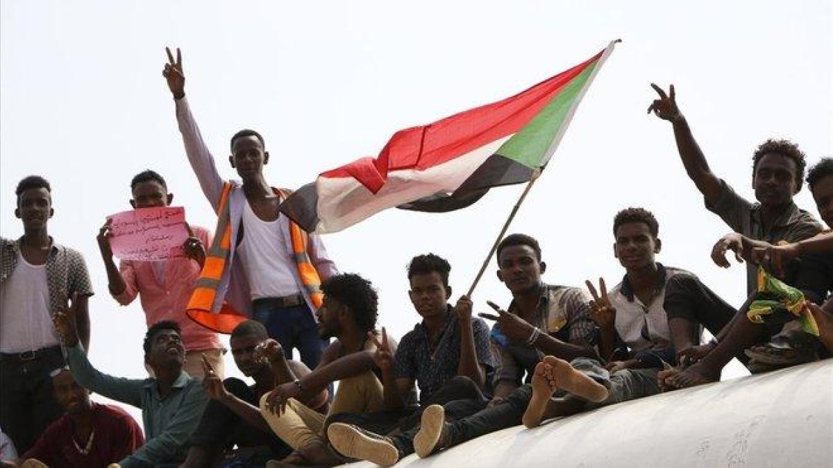 Un grupo de sudaneses celebran la rúbrica del acuerdo constitucional, este sábado.-AP