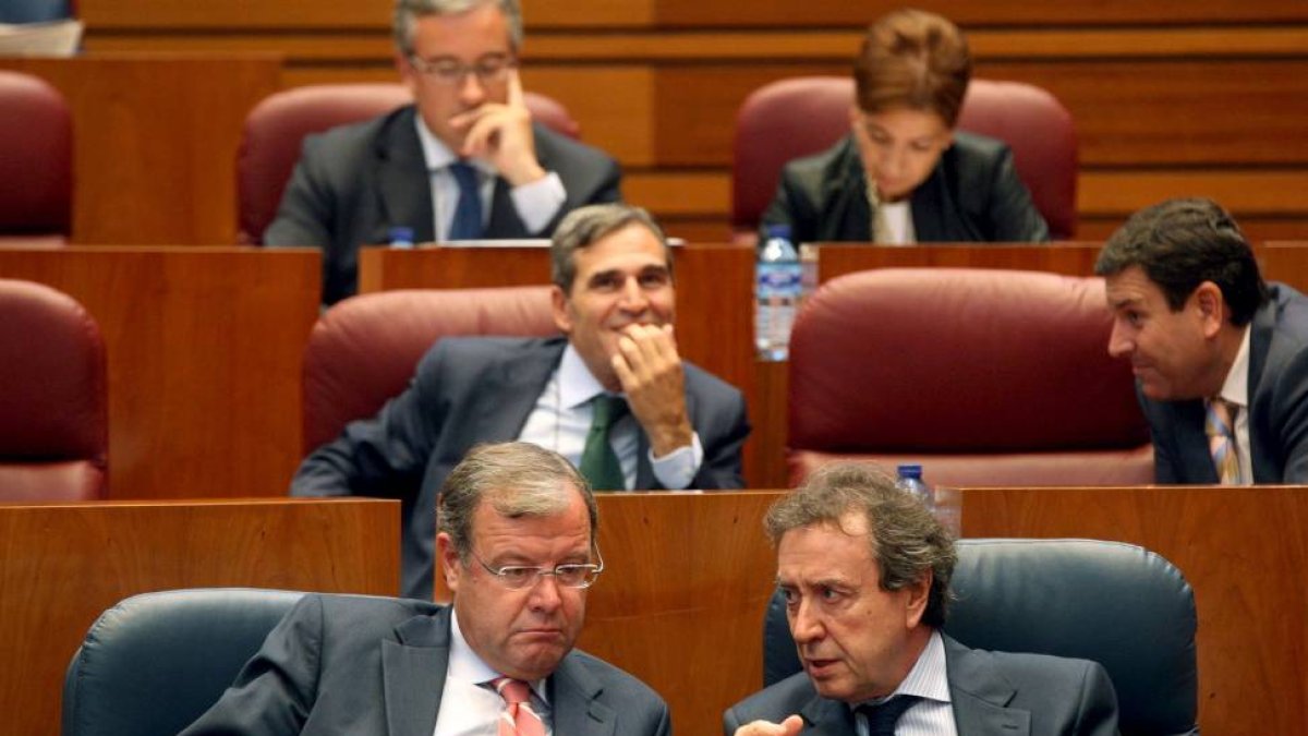 El consejero de Presidencia, José Antonio de Santigo Juárez, junto al consejero de Fomento, Antonio Silván, en el Pleno de las Cortes-Ical