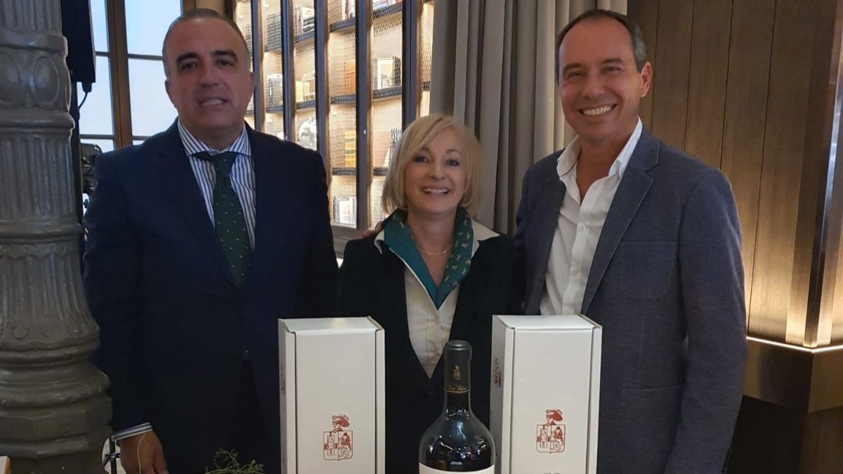 Rafael González, director IGP Morcilla de Burgos, la periodista y escritora Pilar Carrizosa y Juan de la Vega, director general de Viña Pedrosa, en Gourmets Seasons 2022. ECB