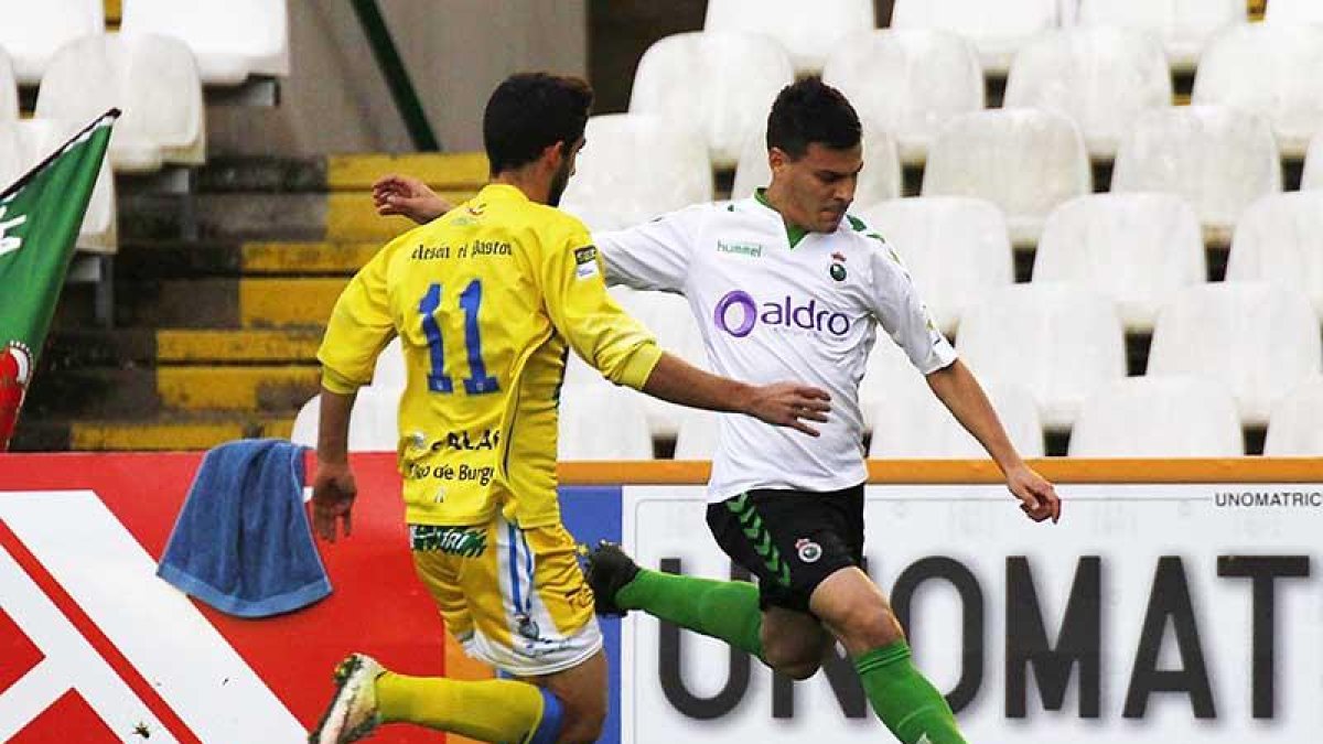 Lance del partido disputado ayer en El Montecillo entre Racing de Santander y la Arandina CF-@REALRACINGCLUB