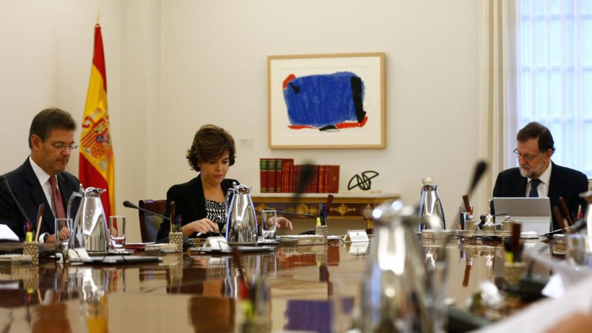 Rajoy, Santamaría y Catalá, en una reunión del Consejo de Ministros.-/ PERIODICO