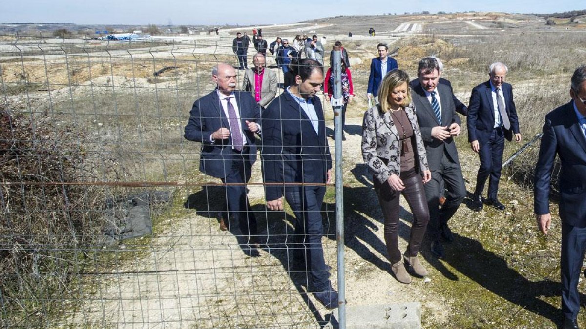 De Olmo, junto al alcalde, Javier Lacalle, sale del recinto de las obras del Parque Tecnológico.-ISRAEL L. MURILLO