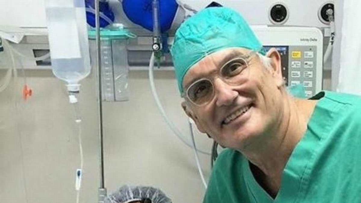 Àlex Rins, junto al doctor Xavier Mir tras la operación.-PÁGINAS AMARAILLAS MEDIA