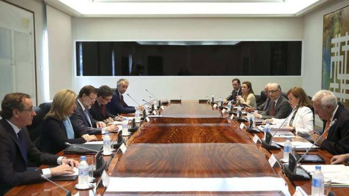 Rajoy (tercero por la izquierda) con el resto de miembros de la Comisión de Asuntos Económicos, este lunes en la Moncloa.-Foto: EFE / CHEMA MOYA
