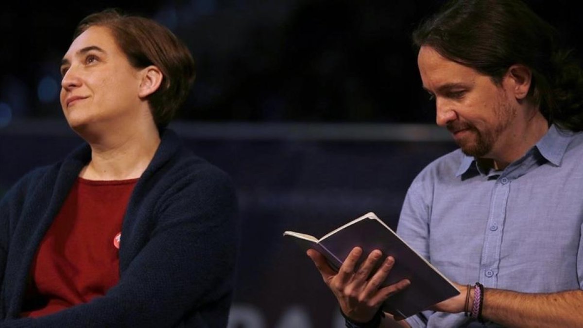 Pablo Iglesias y Ada Colau en el mitin de la Caja Mágica, en Madrid, durante la campaña del 20-D.-DAVID CASTRO