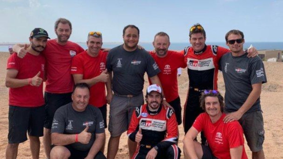 Fernando Alonso y Marc Coma posan con los miembros de su equipo al final de la prueba.-TWITTER FERNANDO ALONSO