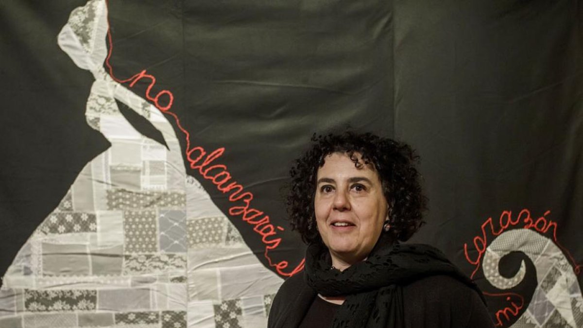 'No alcanzarás el cielo sin romper mi corazón'. Virginia Calvo, junto a una de las piezas.-Santi Otero