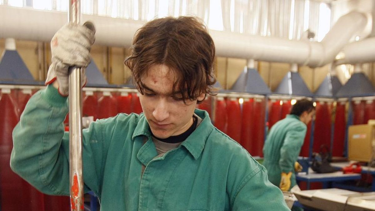 Un estudiante de Formación Profesional en un taller de mecánica.-RAÚL G. OCHOA