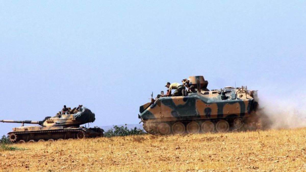 Un tanque y un vehículo blindado estacionados cerca de Karkamis, en Turquía, este martes.-AP