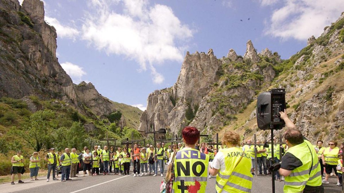 Los manifestantes con chalecos de seguridad y cruces, cortaron la N-I en el desfiladero de Pancorbo.-G. G.