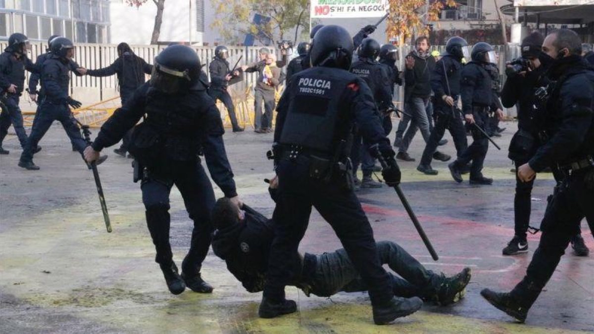 Dos mossos arrastran a un manifestante en la plaza del 1 dOctubre de Girona /-ACN / MARINA LÓPEZ