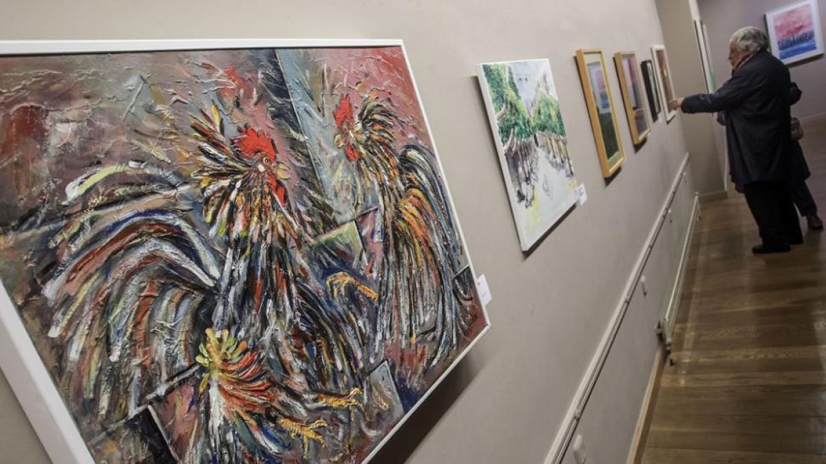 Los gallos de pelea de Ignacio del Río se suceden en la colectiva. Aquí los de José Ramón Soto.-Santi Otero