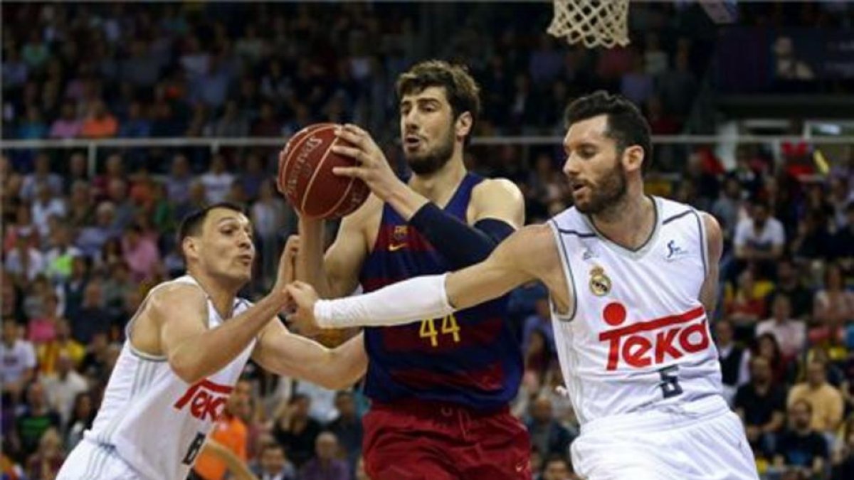 Tomic controla un balón en presencia de Rodríguez-TONI ALBIR / EFE