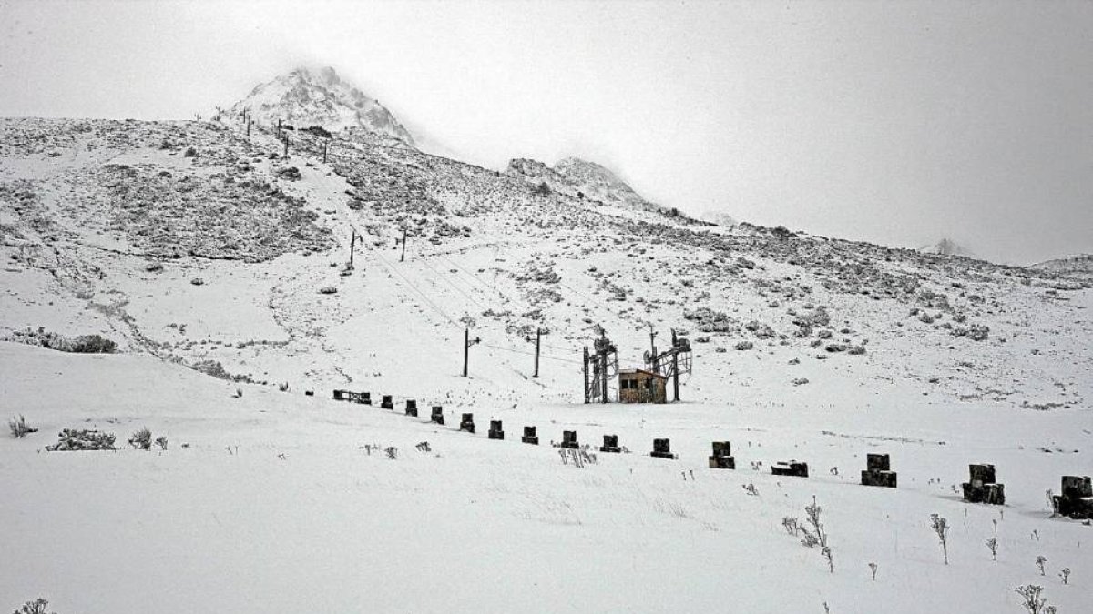 La estación de esqui de San Isidro, cubierta de nieve-El Mundo