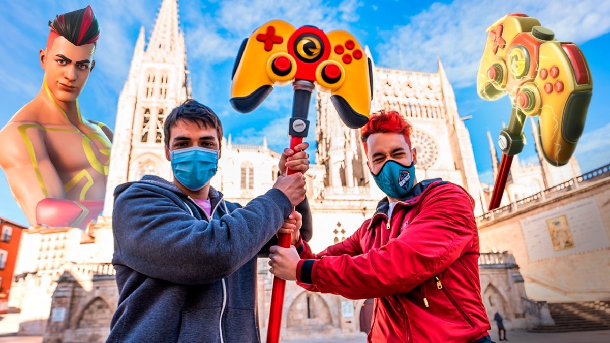 El momento de la entrega del pico de la skin de Fortnite frente a la Catedral de Burgos. @TheGrefg