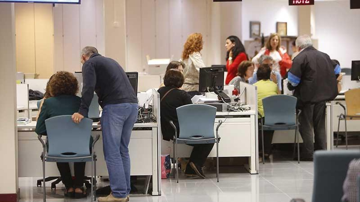 La planta baja del Ayuntamiento acoge la oficina de atención al contribuyente.-RAÚL G. OCHOA