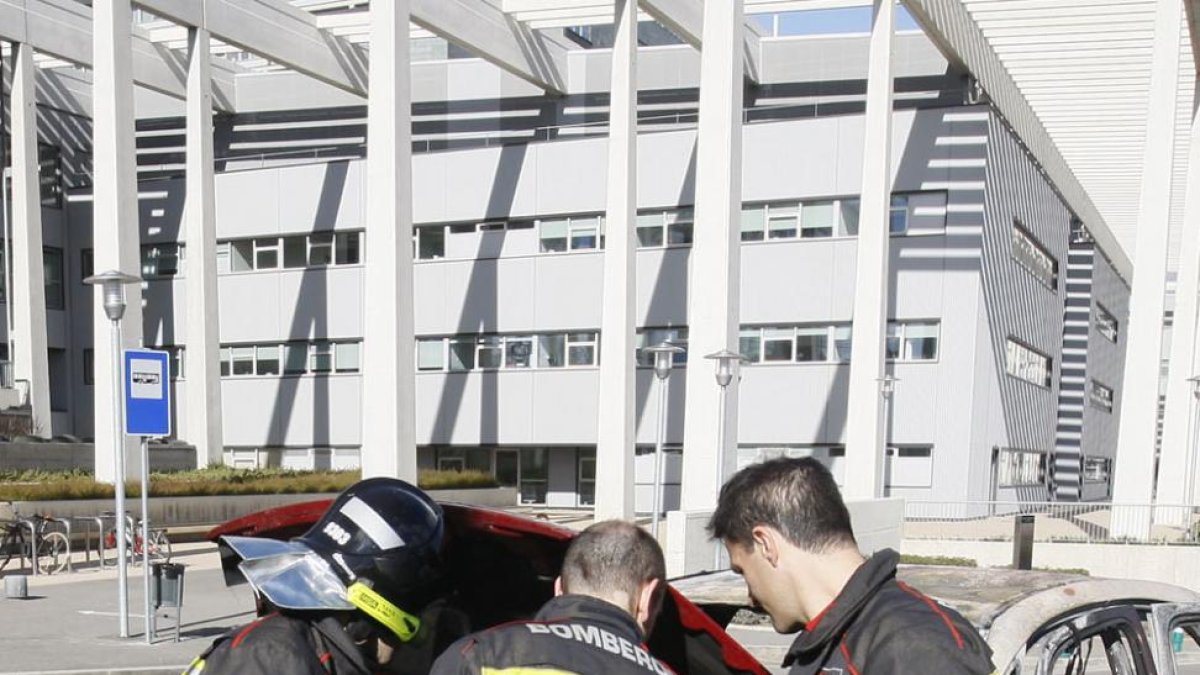 Imagen de bomberos durante una intervención en la ciudad.-RAÚL G. OCHOA