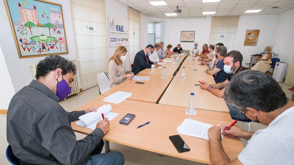 Imagen de la firma del convenio del Metal. TOMÁS ALONSO