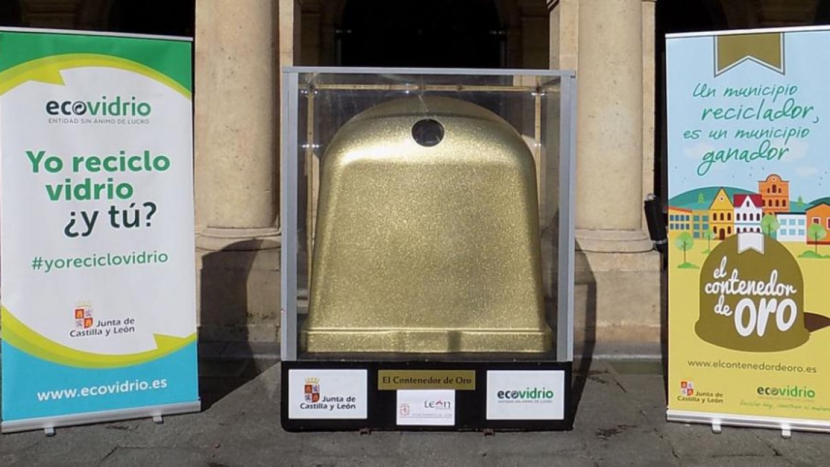 La ciudad ganadora en esta competición por el reciclaje contará con este ‘Contenedor de oro’ que le acredite como la que más recicla.-ECOVIDRIO