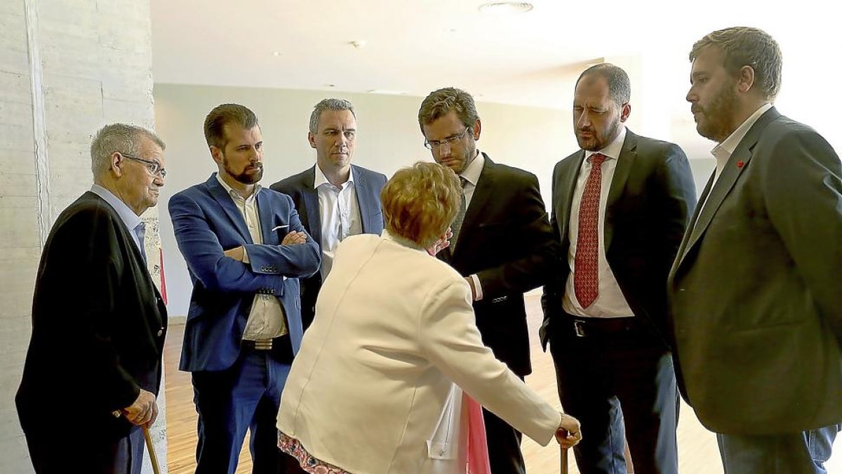 Procuradores socialistas con invitados al debate sobre la Memoria Histótica.-ICAL